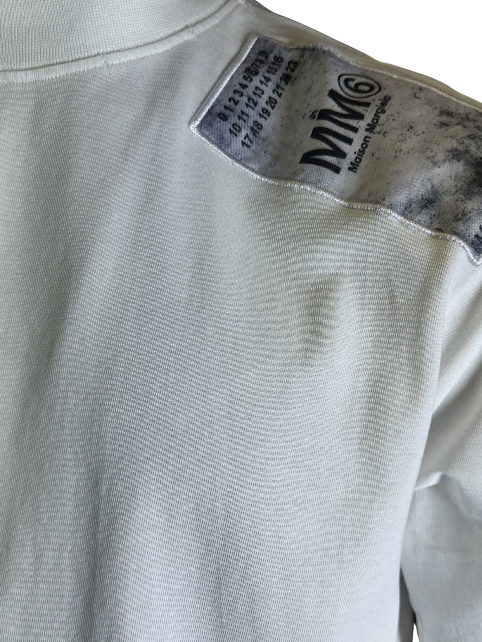 WHITE T-SHIRT